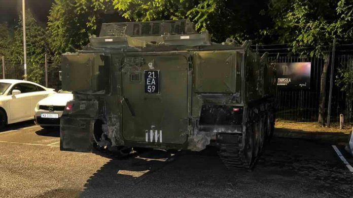 Pijani britanski vojnici odvezli oklopnjak od 15 tona- Zgnječili niz automobila pa ga uredno parkirali Pijani britanski vojnici odvezli oklopnjak od 15 tona- Zgnječili niz automobila pa ga uredno parkirali