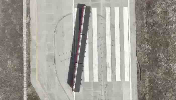 Pista za dronove napravljena od tri kamiona Pista za dronove napravljena od tri kamiona