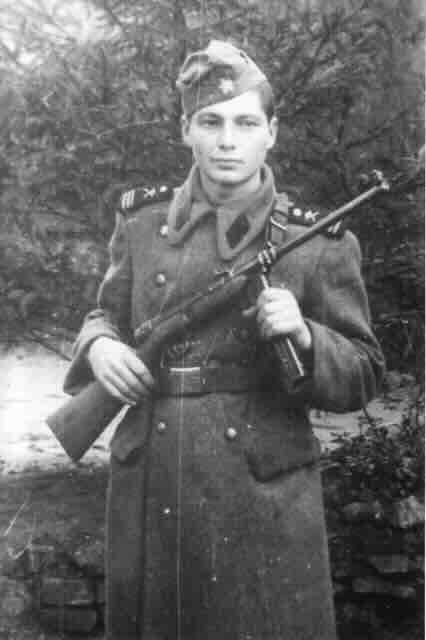 Rumunski vojnik pozirana fotografija Rumunski vojnik pozirana fotografija