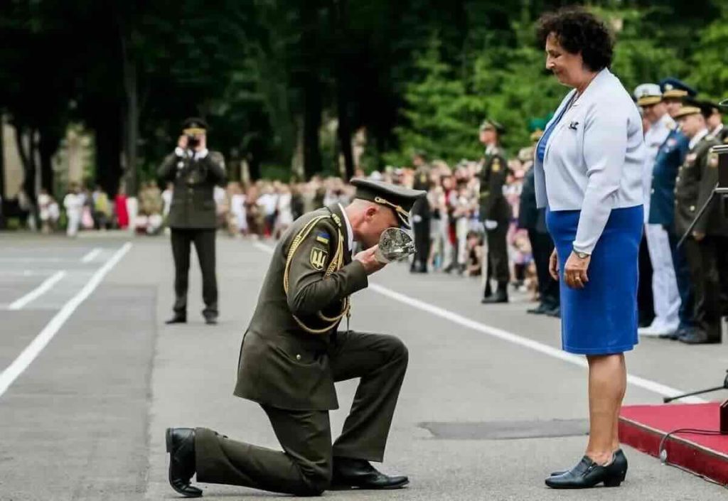 Sada vrhovni komandant OSU Mihail Drapati ljubi britansku sablju dok kleci ispred britanske ambasadorke u Kijevu Sada vrhovni komandant OSU Mihail Drapati ljubi britansku sablju dok kleči ispred britanske ambasadorke u Kijevu