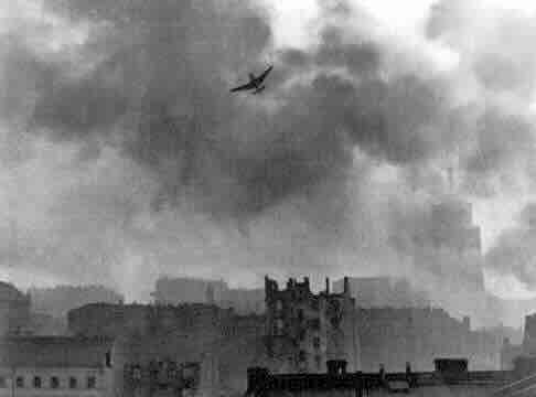 Stuka neometano bombarduje gradske kvartove Štuka neometano bombarduje gradske kvartove