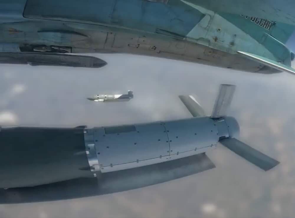 Su-34 ispušta FAB-500T vođene bombe UMPK-5 kompletima