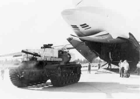 Tenk M60 iskrcan iz C5A Galaksija Tenk M60 iskrcan iz C5A Galaksija
