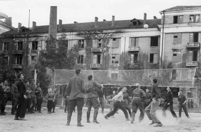 Zajednicka rekreacija. Peti s desna je americki general Zajednicka rekreacija. Peti s desna je američki general