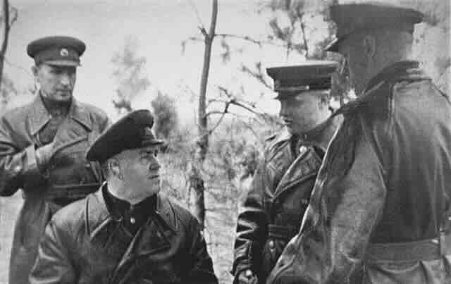 Zukov s kolegama Varenikovom Kazakovom i Rokos ovskim. April 1944. godine zavrsni dogovori Zukov s kolegama Varenikovom, Kazakovom i Rokos ovskim. April 1944. godine završni dogovori