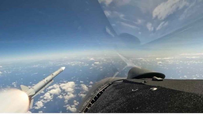 trenutak lansiranja rakete meteor sa brazilskog lovca gripen trenutak lansiranja rakete meteor sa brazilskog lovca gripen