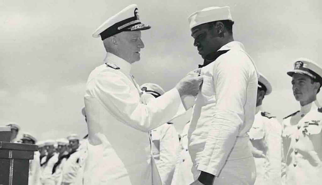 Admiral Cester V. Nimic vrhovni komandant Pacificke flote SAD dodeljuje Dorisu Mileru mornaricki krst Admiral Čester V. Nimic, vrhovni komandant Pacifičke flote SAD, dodeljuje Dorisu Mileru mornarički krst