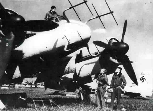 Americki tehnicari razgledaju jedan Ju 88 na aerodromu kraj Hanovera Americki tehnicari razgledaju jedan Ju 88 na aerodromu kraj Hanovera