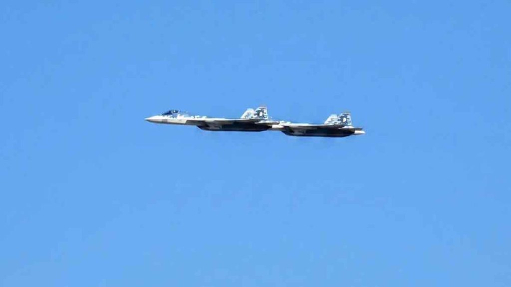 Dva Su 57E iznad Alzira Dva Su-57E iznad Alžira