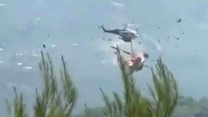 Dva vatrogasna Bell helikoptera sudarila se tokom borbe sa požarom kod Atine Dva vatrogasna Bell helikoptera sudarila se tokom borbe sa požarom kod Atine