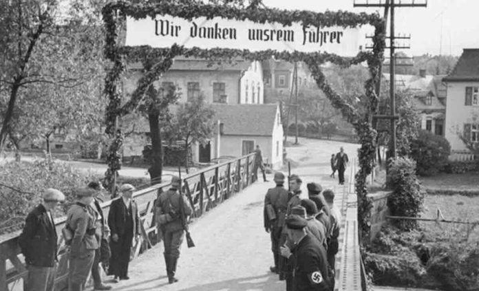 Granica Čehoslovačka - Nemačka sedmog oktobra 1938. godine Hvala našem vođi Granica Čehoslovačka - Nemačka sedmog oktobra 1938. godine Hvala našem vođi