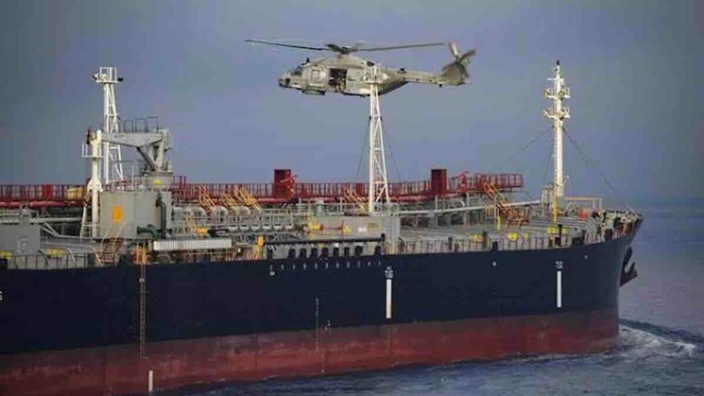 Italijanski komandosi sleteli na tanker iz helikoptera