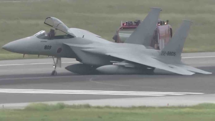 Japanski F-15 se vratio sa presretanja i slomio stajni trap- Krilo strugalo po pisti na Okinavi Japanski F-15 se vratio sa presretanja i slomio stajni trap- Krilo strugalo po pisti na Okinavi