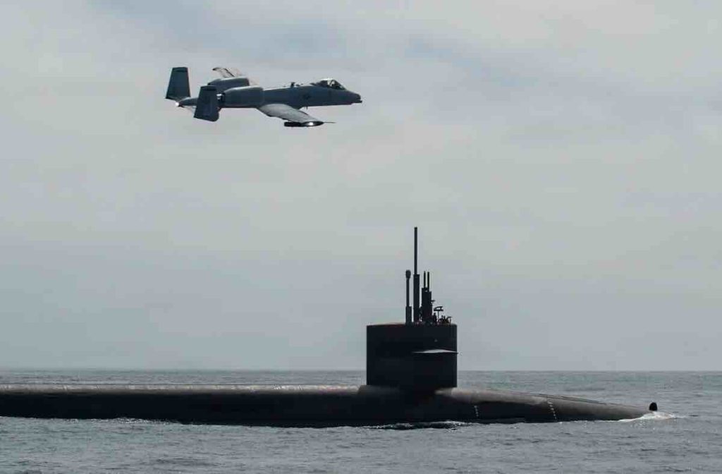 Juršnik A-10 iznad nuklearne podmornice USS Nebraska
