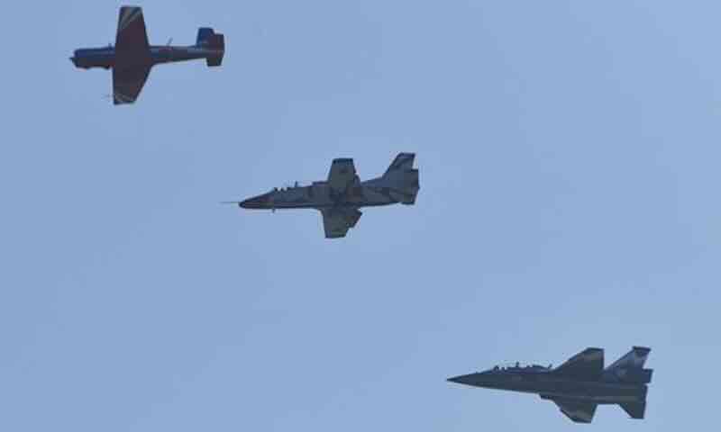 Kineski trenažno borbeni CJ-6, K-8 i L-15 u letu