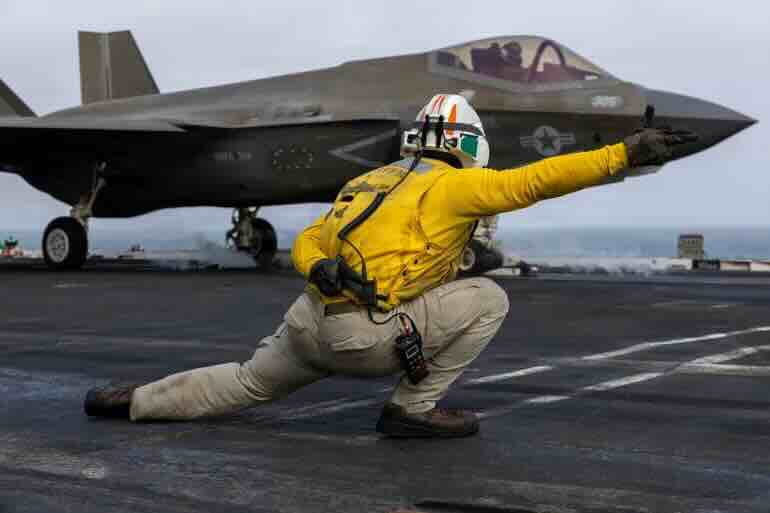 Lovac F-35C Lightning II uzleće sa USS Abraham Lincoln