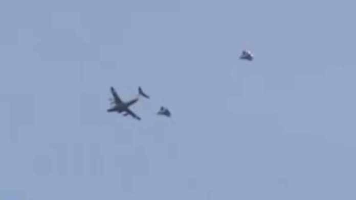 Prvi lovci šeste generacije snimljeni priključeni na tanker YY-20