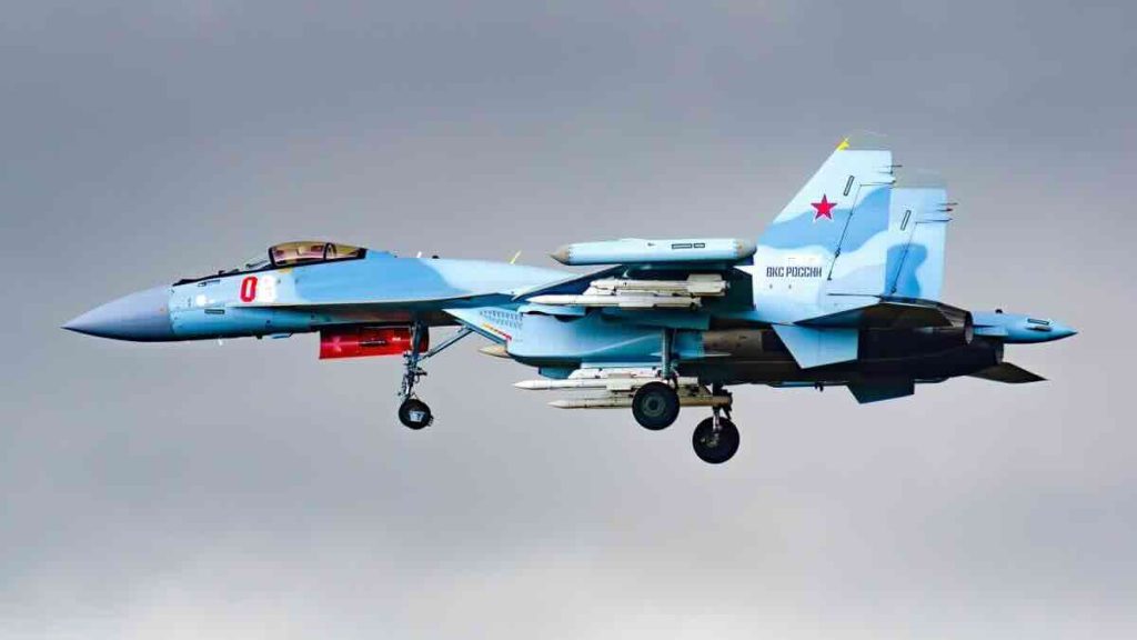 Višenamenski lovac Su-35S ruskih Vazdušno-kosmičkih snaga (VKS), opremljen raketama vazduh-vazduh srednjeg dometa R-77-1 i raketama kratkog dometa R-73/R-74M na podkrilnim nosačima, protivradarskim raketama H-31PM (ARM) i kontejnerom za elektronsko ometanje (ECM) LL-420U-01 „Hibini-U“ postavljenim na krajevima krila.