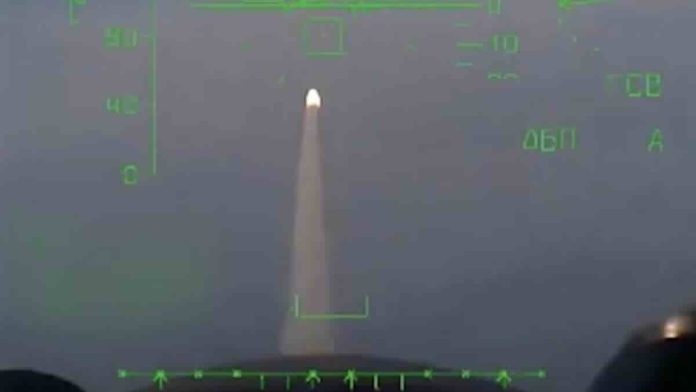 Su-35S ispaljuje protivradarsku raketu H-31PM na PVO sistem Patriot