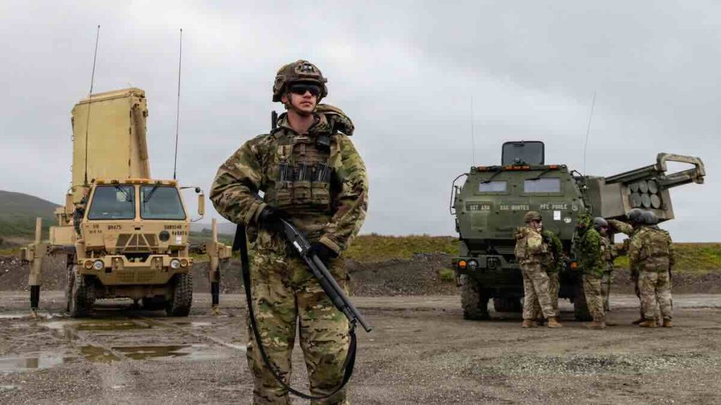 Tundra Merlin vežbe američki vojnik pozira ispred sistema HIMARS i radara AN/TPQ-5
