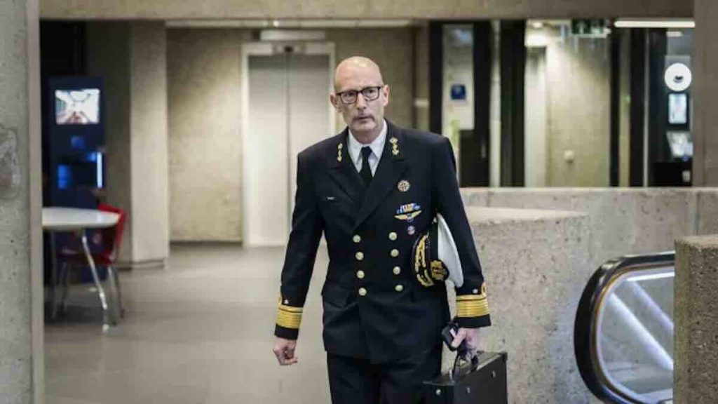 Viceadmiral Peter Reesink direktor holandske Vojne obavestajne i bezbednosne sluzbe MIVD Viceadmiral Peter Reesink, direktor holandske Vojne obaveštajne i bezbednosne službe MIVD