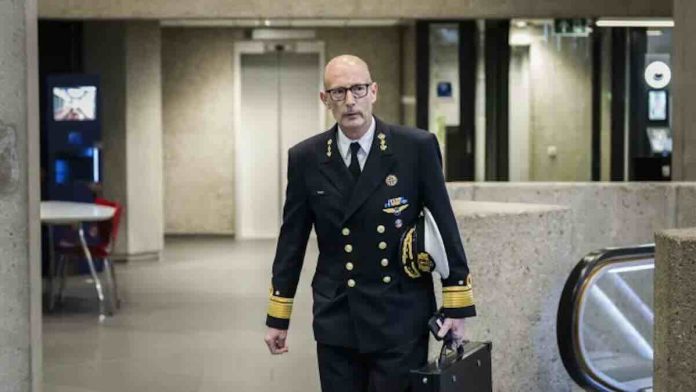 Viceadmiral Peter Reesink, direktor holandske Vojne obaveštajne i bezbednosne službe MIVD Viceadmiral Peter Reesink, direktor holandske Vojne obaveštajne i bezbednosne službe MIVD