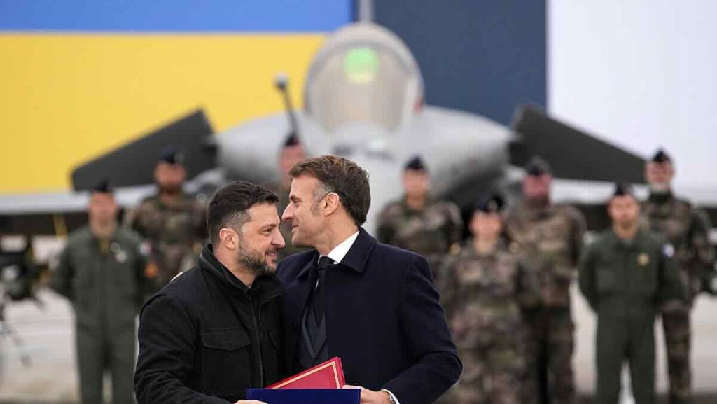 Zelenski i Makron dok iza vidimo lovac Rafal