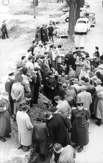 građani Istočnog Berlina razgledaju ulaz