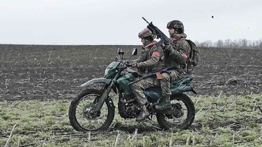 ruske trupe na klasicnom motorciklu ruske trupe na klasičnom motorciklu