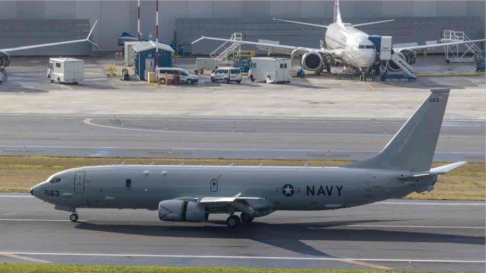 Boeing P-8 Poseidon dok iza vidimo 737 MAX Boeing P-8 Poseidon dok iza vidimo 737 MAX