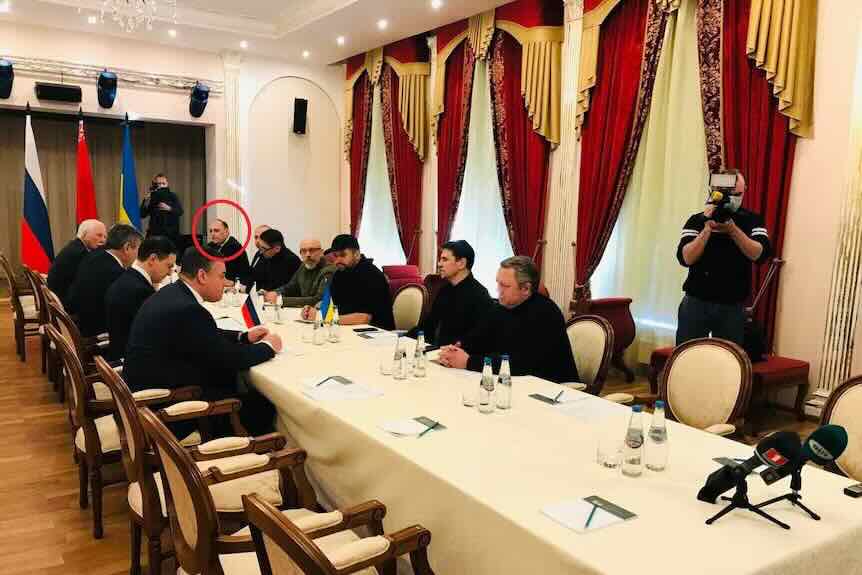 Denis Kirejev sedi sa ukrajinskom delegacijom na pregovorima u Belorusiji 28. marta 2022. godine Denis Kirejev sedi sa ukrajinskom delegacijom na pregovorima u Belorusiji 28. februara 2022. godine