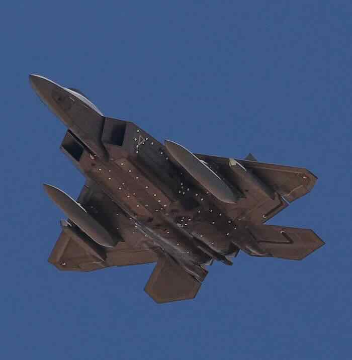 F 22 Raptor sa stelt spoljnim rezervoarima i IRST podsistemom tokom probnog leta F-22 Raptor sa stelt spoljnim rezervoarima i IRST podsistemom tokom probnog leta