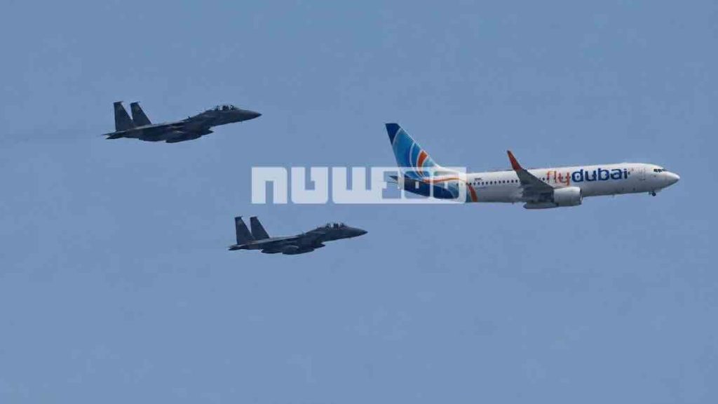 Flydubai Boeing 737 u pratnji F 16i Sufa Flydubai Boeing 737 u pratnji F-16i Sufa