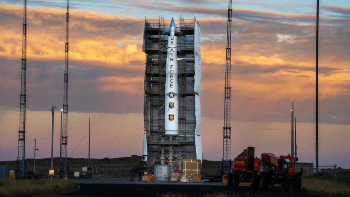 Inertna interkontinentalna balistička raketa LGM-35A Sentinel postavljena je na probnoj platformi u svemirskoj bazi Vandenberg u Kaliforniji Inertna interkontinentalna balistička raketa LGM-35A Sentinel postavljena je na probnoj platformi u svemirskoj bazi Vandenberg u Kaliforniji