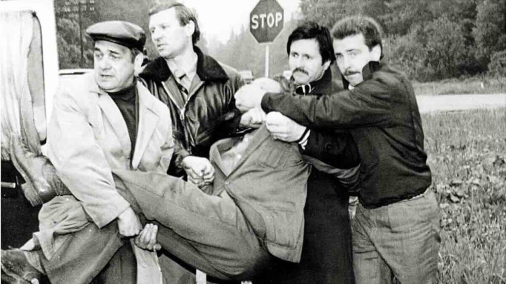 KGB odnosi Adolfa Tolkačova, usta prekrivena kako ne bi popio cijanid