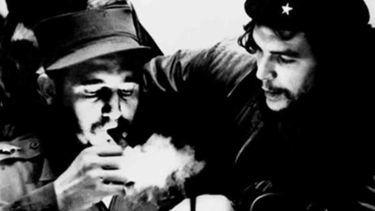 Kastro pali cigaru dok sluša Če Gevaru