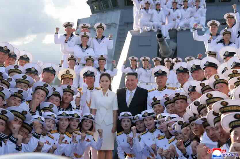 Kim sa mornarima tokom ceremonije ulaska u sluzbu drogog razaraca Coe Hjon Kim sa mornarima tokom ceremonije ulaska u službu drogog razarača Čoe Hjon