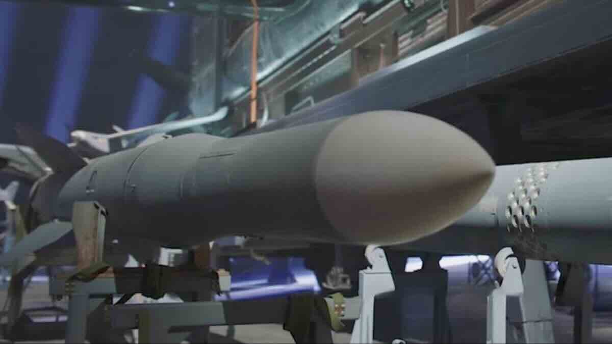 Maketa kratkodometne protivvazdusne rakete Koral tokom medunarodne izlozbe odbrane MSPO 2026 Maketa kratkodometne protivvazdušne rakete Koral tokom međunarodne izložbe odbrane MSPO 2026