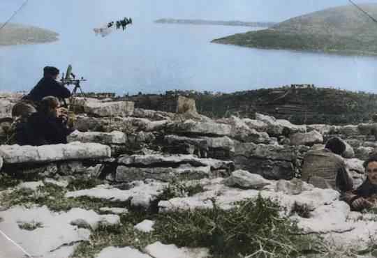 Na polozaju u zasedi pozirana fotografija Na položaju u zasedi - pozirana fotografija