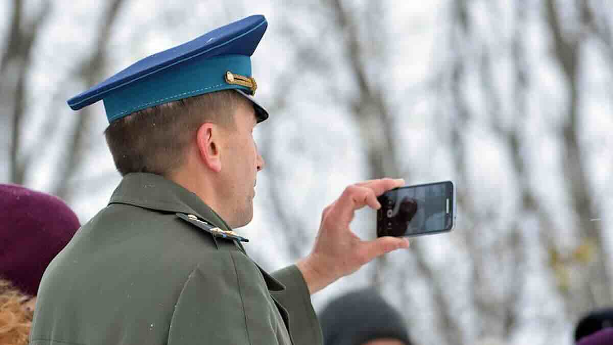 ruski vojnik sa telefonom ruski vojnik sa telefonom