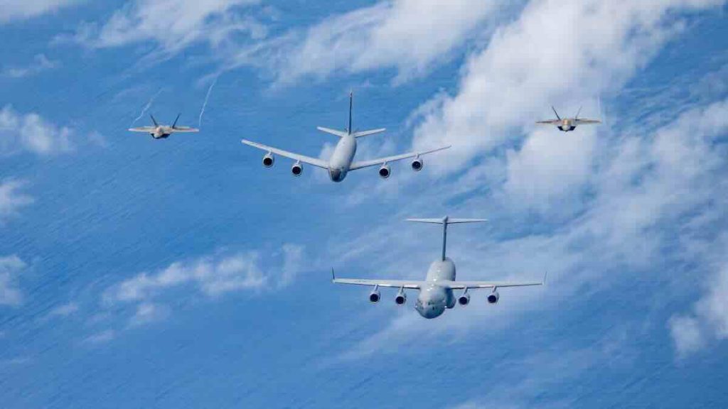 C 17 Globemaster III KC 135 Stratotanker i dva F 22 Raptora C-17 Globemaster III, KC-135 Stratotanker i dva F-22 Raptora