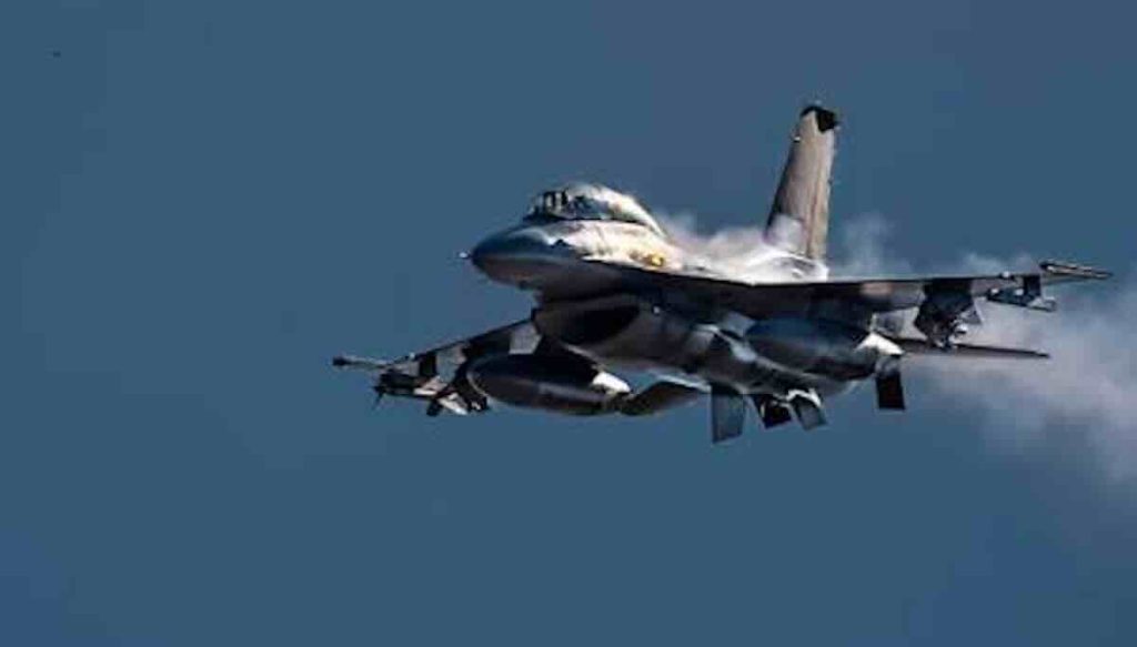 F-16 puca iz topa M61A1 Vulcan