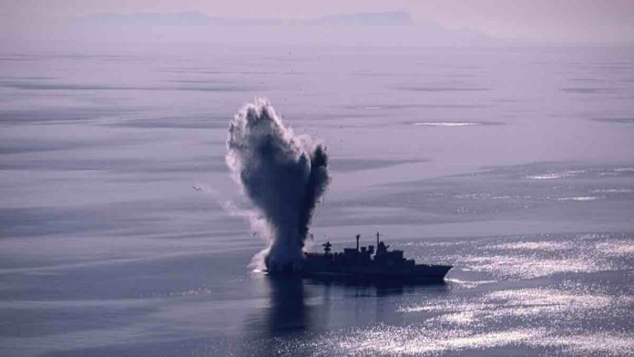 Grci raketama gađali fregatu, a zatim je torpedo podmornice poslao na dno mora kod Krita
