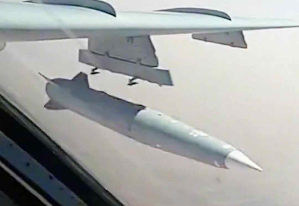 Hipersonična balistička protivbrodska raketa YJ-21 prilikom lansiranja sa bombardera H-6K.