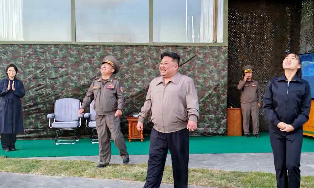 Kim i sestra posmatraju lansiranje rakete Kim i sestra posmatraju lansiranje rakete