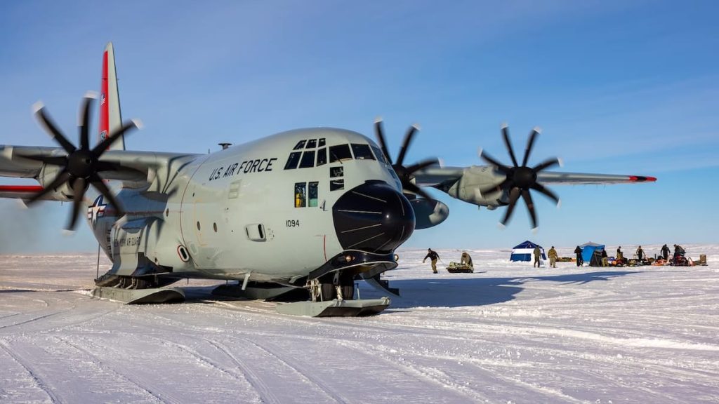 LC-130 Hercules na ladu