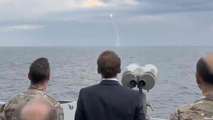 Makron gleda lansiranje M51.3 rakete