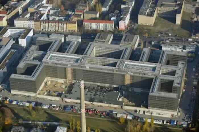 Pogled iz vazduha na kompleks sedista BND a BND Zentrale Pogled iz vazduha na kompleks sedišta BND-a (BND-Zentrale)