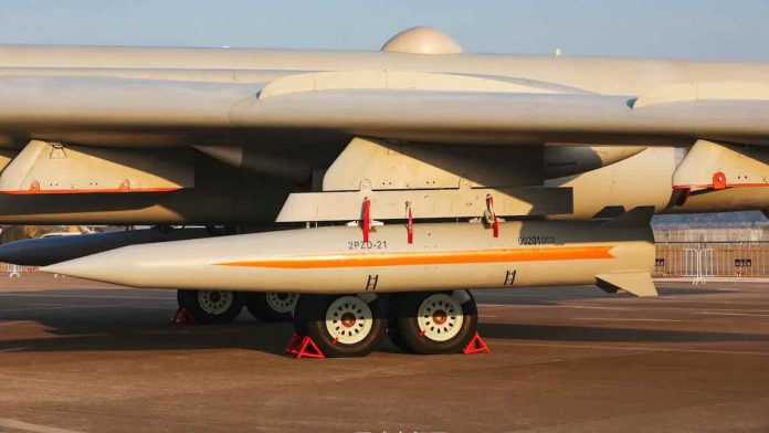 Protivbrodska hipersonična raketa YJ-21 takođe poznata kao KD-21 ili 2PZD-21