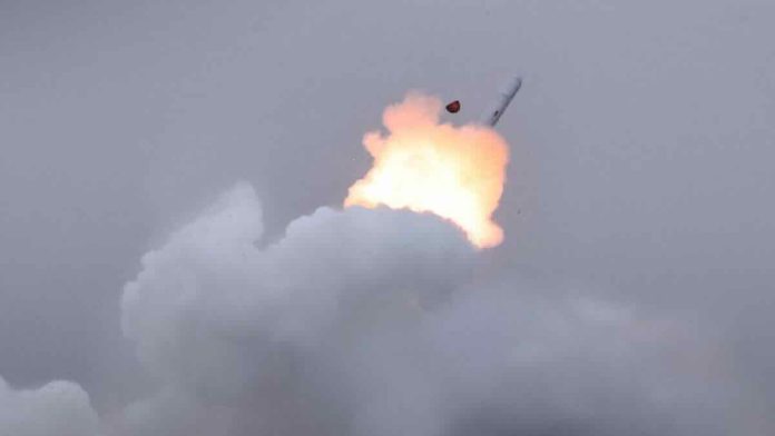 Severna Koreja lansirala dve vrste strateških raketa iz podmornice Severna Koreja lansirala dve vrste strateških raketa iz podmornice